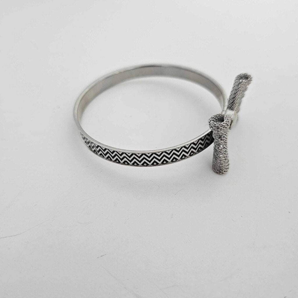 enamel zigzag & mesh bow bangle