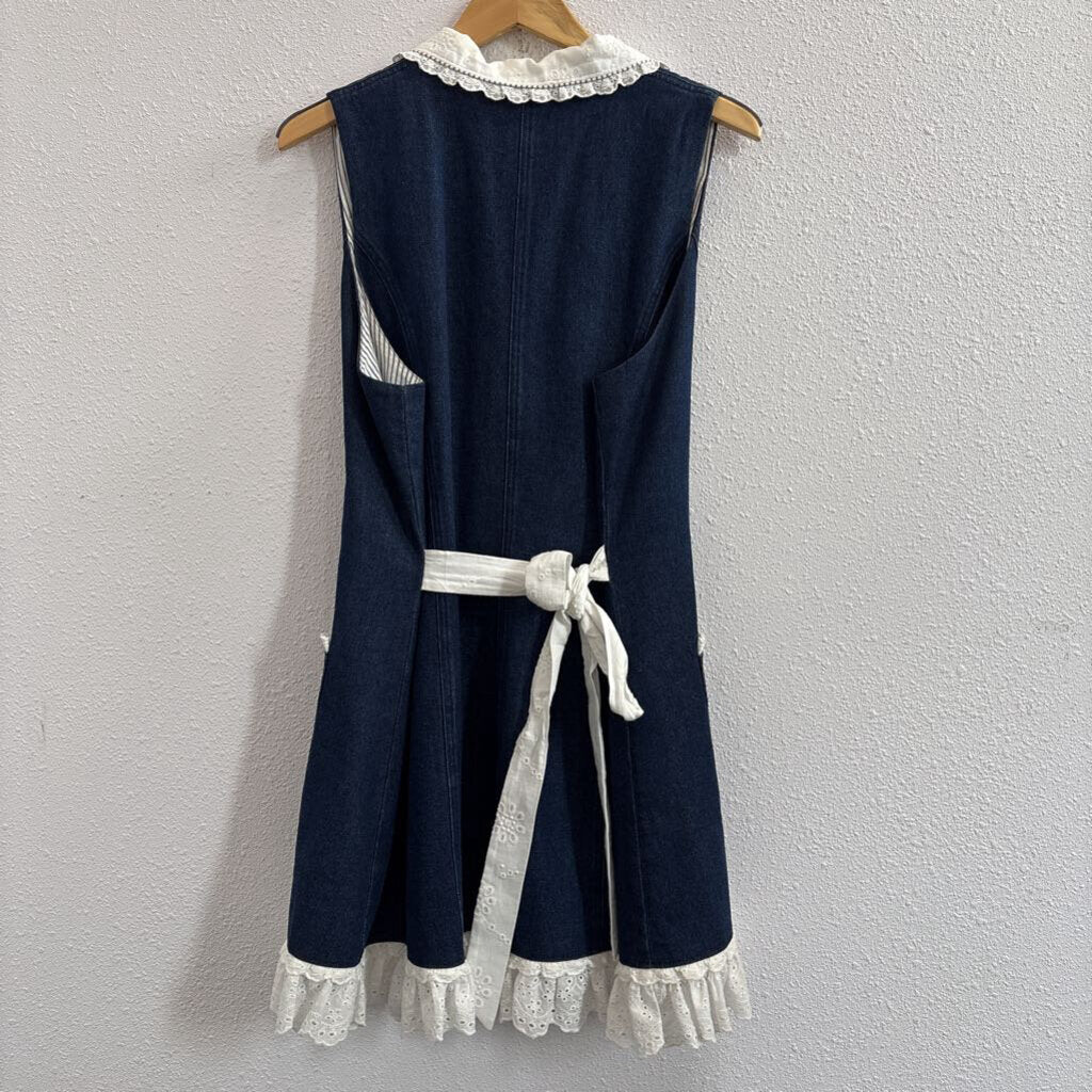 sleeveless eyelet collar